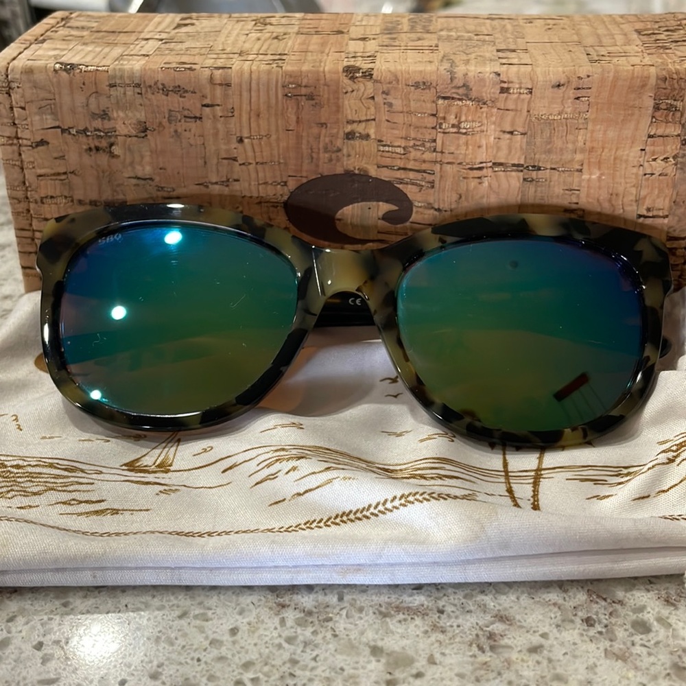 Comes with soft bag and hard box- worn twice - great condition